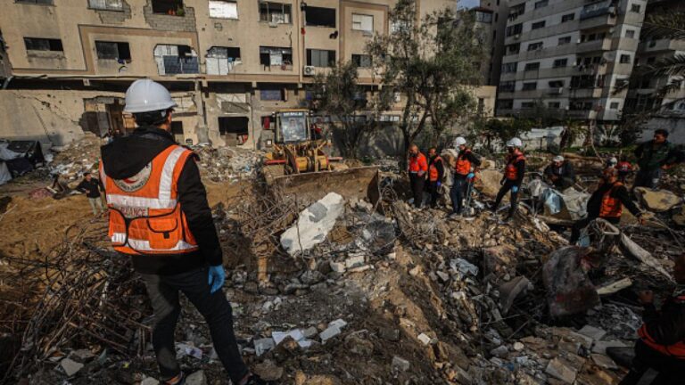 غارات إسرائيلية عنيفة على شرق وسط انهيارات سكنية وأزمة إنسانية متفاقمة ووقف إطلاق نار ” هش”