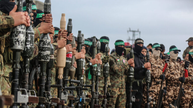 مشعل: حماس تستطيع تخزين الأسلحة لكنها لن تنزع سلاحها
