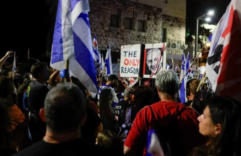 مظاهرات حاشدة في تل أبيب تطالب برحيل نتنياهو وتندد بتصاعد العنصرية وتقويض الديمقراطية