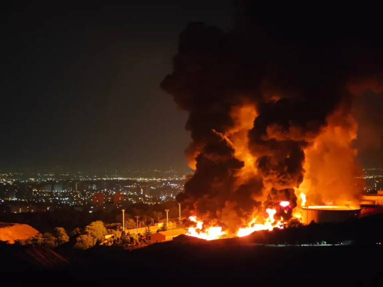 خامنئي يتهم “عملاء ترمب” بزعزعة إيران داخليا والقضاء على مقدراتها وممتلكاتها .