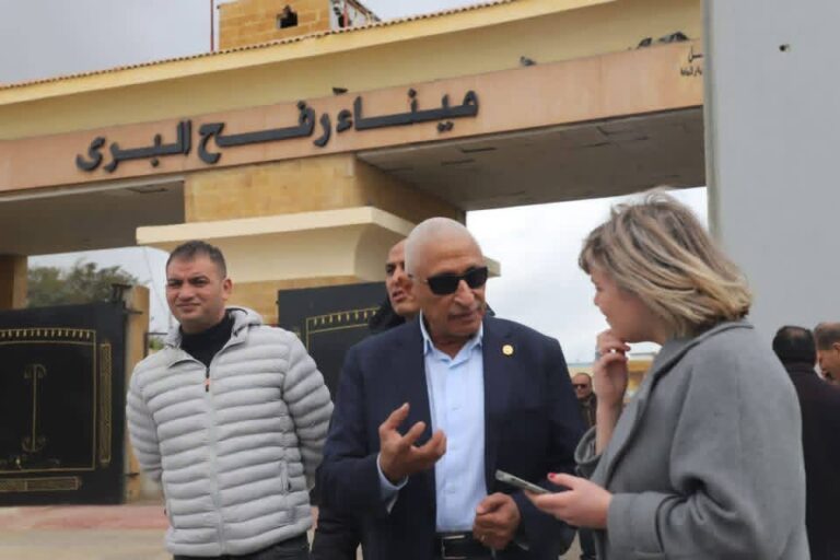 محافظ شمال سيناء يطلع وزيرة الخارجية والدفاع والتجارة الإيرلندية على سير عمليات الإغاثة بمعبر رفح البري.