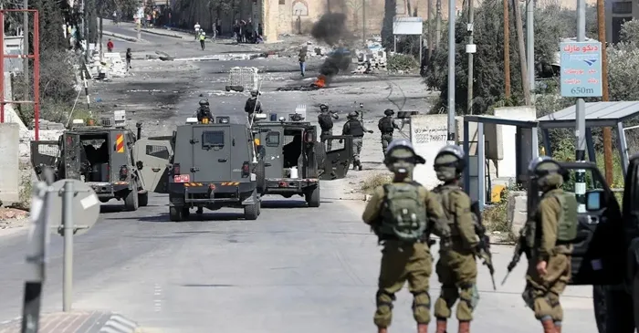 جيش الإحتلال يبدأ بعملية عسكرية واسعة في الخليل.