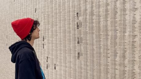 “جدار الدموع” في نيويورك يوثّق استشهاد أكثر من 18 ألف طفل فلسطيني في غزة