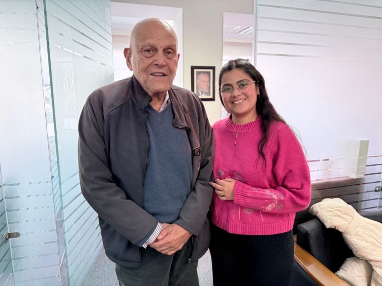 من الحلم إلى الحقيقة: مونيكا رامي تلتقي بأسطورة القلوب البروفيسور مجدي يعقوب في لحظة لا تُنسى.