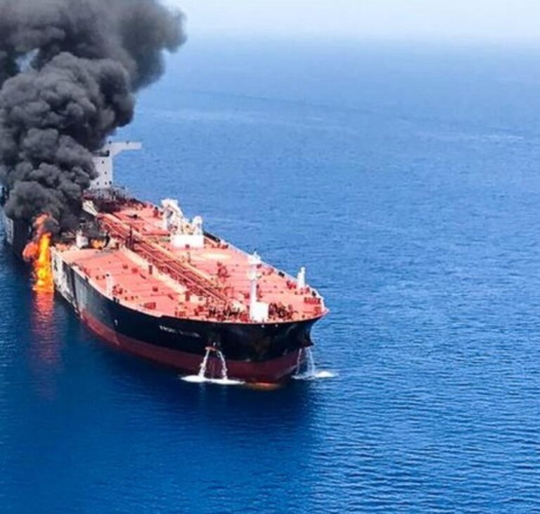 مضيق هرمز يشتعل من جديد استهداف سفينة مرتبطة بـالكيان