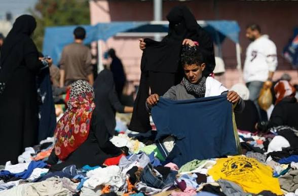 أصبح حلم يراود الغزيين ..شراء الملابس الجديدة بسبب الغلاء الباهظ