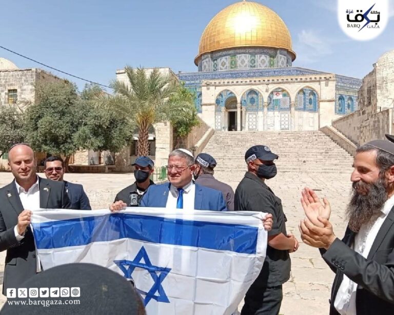 بن غفير يقتحم المسجد الأقصى ويؤدي طقوسًا استفزازية تزامنًا مع “مسيرة الأعلام” بالقدس المحتلة