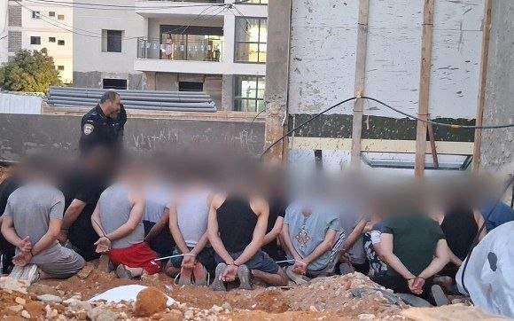 شرطة الاحتلال تعتقل 43 عاملًا فلسطينيًا من الضفة الغربية