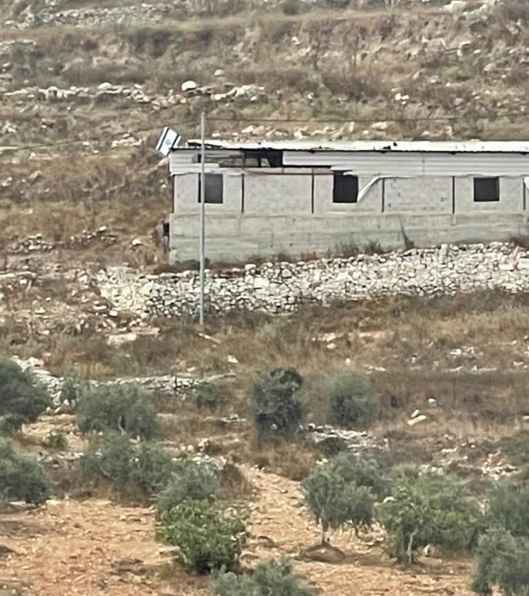 علم الإحتلال يرفرف فوق مزرعة فلسطينية!!