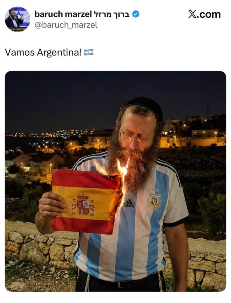 قائد مستوطنين يحرق العلم الإسباني مرتديًا قميص منتخب الأرجنتين