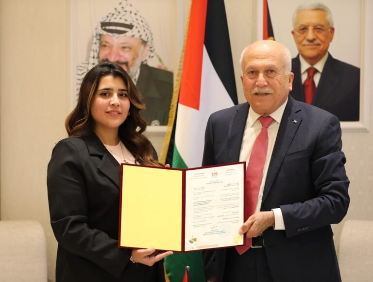 الفلسطينية سالي حسين تتسلم شهادة براءة إختراع.