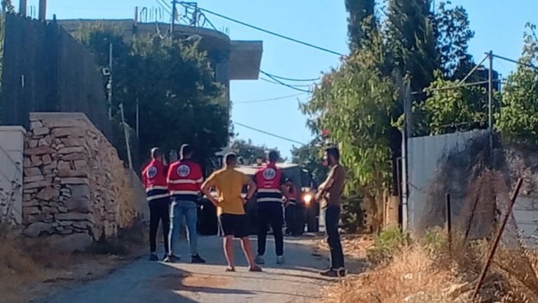 الاحتلال يقمع أهالي نحالين بالغاز وقنابل الصوت لتأمين هدم المنازل غرب بيت لحم