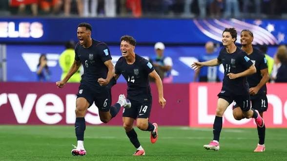 الفيفا تلغي البطاقة الحمراء لمهاجم المنتخب الأمريكي بولارين