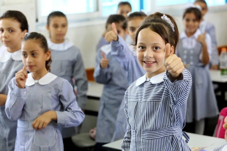أطفال غزة يستقبلون عاماً دراسياً جديداً وسط أزمات معيشية متفاقمة .