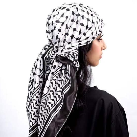 الكوفية الفلسطينية.. خيوط تختصر حكاية وطن