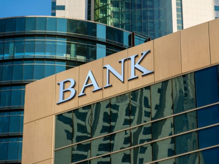 ترقب في الأسواق العربية عقب تحركات البنوك المركزية واستمرار تثبيت أسعار الفائدة .