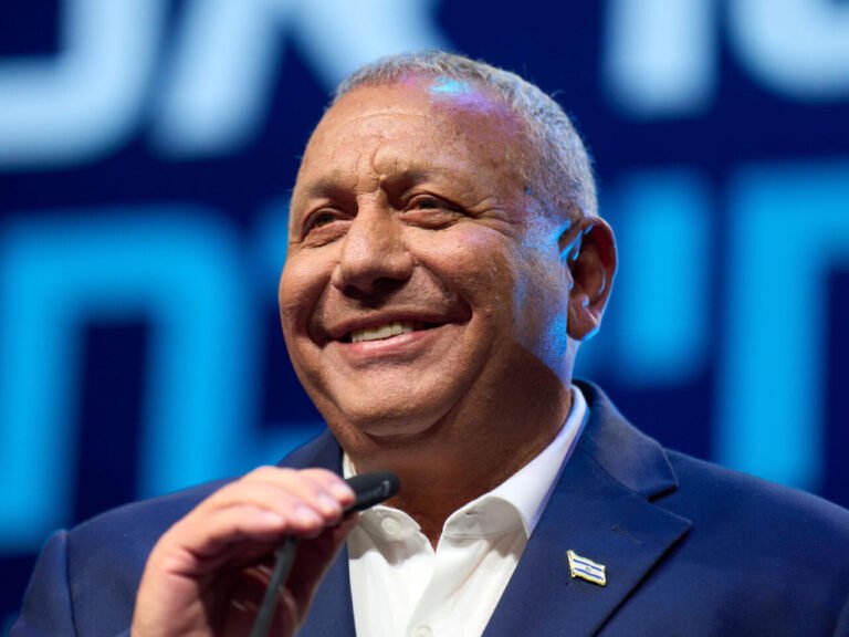 آيزنكوت يدعو الإسرائيليين لإسقاط حكومة نتنياهو ويصفها بـالأسوأ في تاريخ إسرائيل .